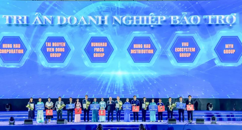 Trường Đại học Văn Hiến tri ân các doanh nghiệp bảo trợ các đội thi tại Gala “myU26, trở về để đồng hành