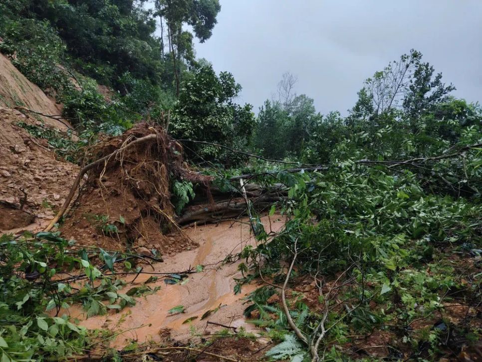 Quảng Ngãi: Nhiều thôn của xã Sơn Tây Hạ bị cô lập, mất điện