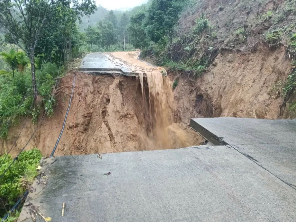 Quảng Ngãi: Nhiều thôn của xã Sơn Tây Hạ bị cô lập, mất điện
