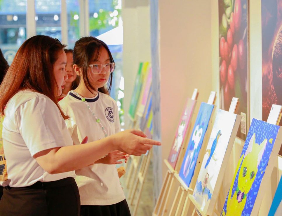 Khách tham quan tại triển lãm.