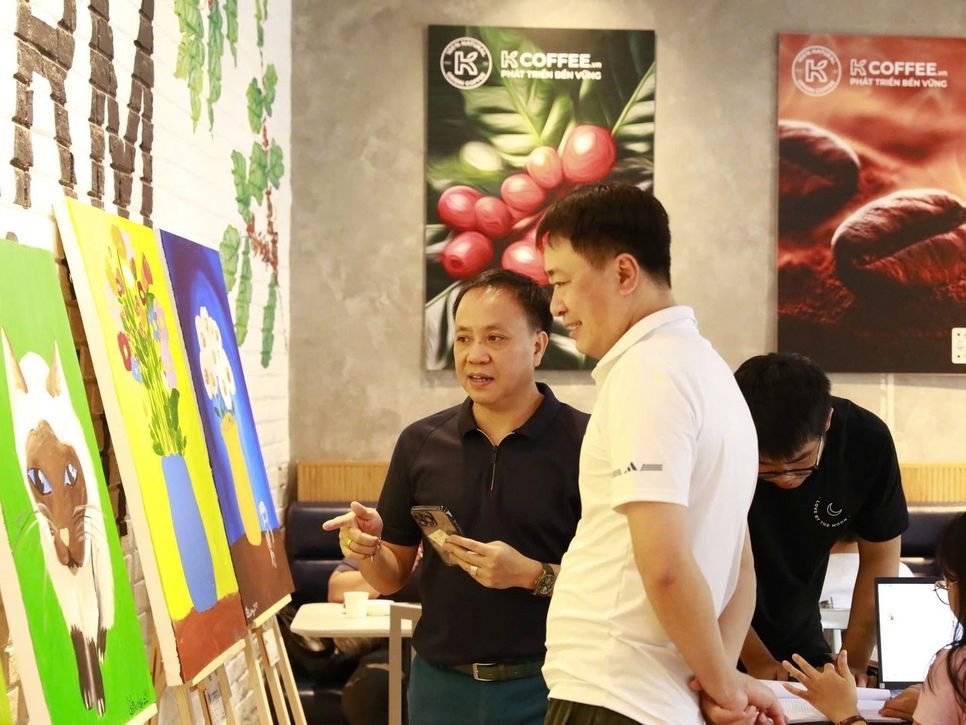 Ông Phan Minh Thông trao đổi cùng khách tham quan tại triển lãm.