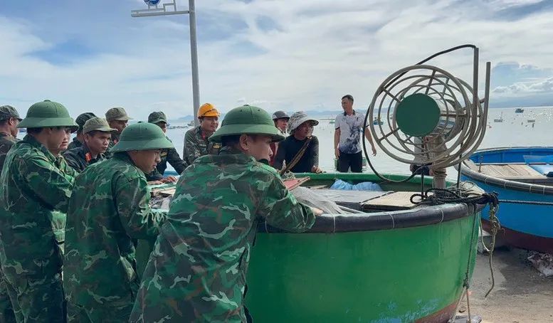 Lực lượng vũ trang tại xã Nhơn Châu hỗ trợ bà con đưa thuyền thúng lên bờ Lực lượng vũ trang tại xã Nhơn Châu hỗ trợ bà con đưa thuyền thúng lên bờ