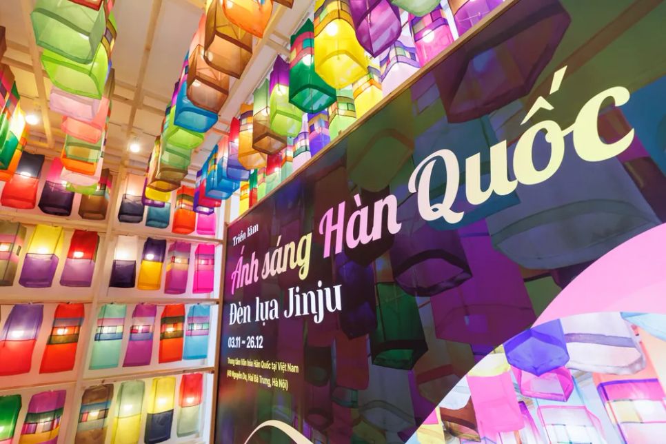 Gần 1.300 chiếc đèn lụa Jinju tỏa sáng rực rỡ tại Hà Nội Gần 1.300 chiếc đèn lụa Jinju tỏa sáng rực rỡ tại Hà Nội