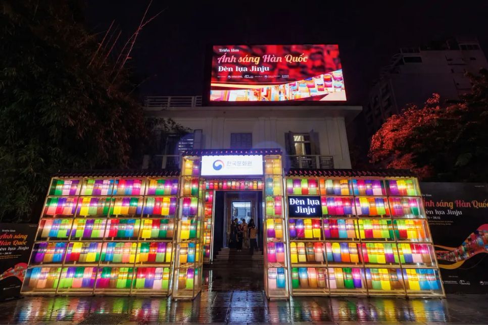 Gần 1.300 chiếc đèn lụa Jinju tỏa sáng rực rỡ tại Hà Nội Gần 1.300 chiếc đèn lụa Jinju tỏa sáng rực rỡ tại Hà Nội