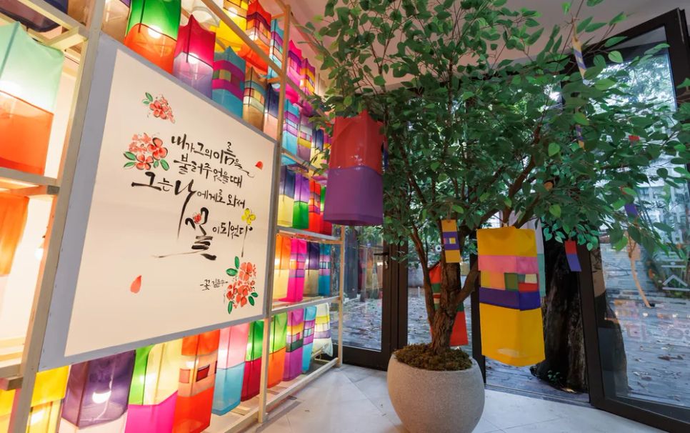 Gần 1.300 chiếc đèn lụa Jinju tỏa sáng rực rỡ tại Hà Nội Gần 1.300 chiếc đèn lụa Jinju tỏa sáng rực rỡ tại Hà Nội