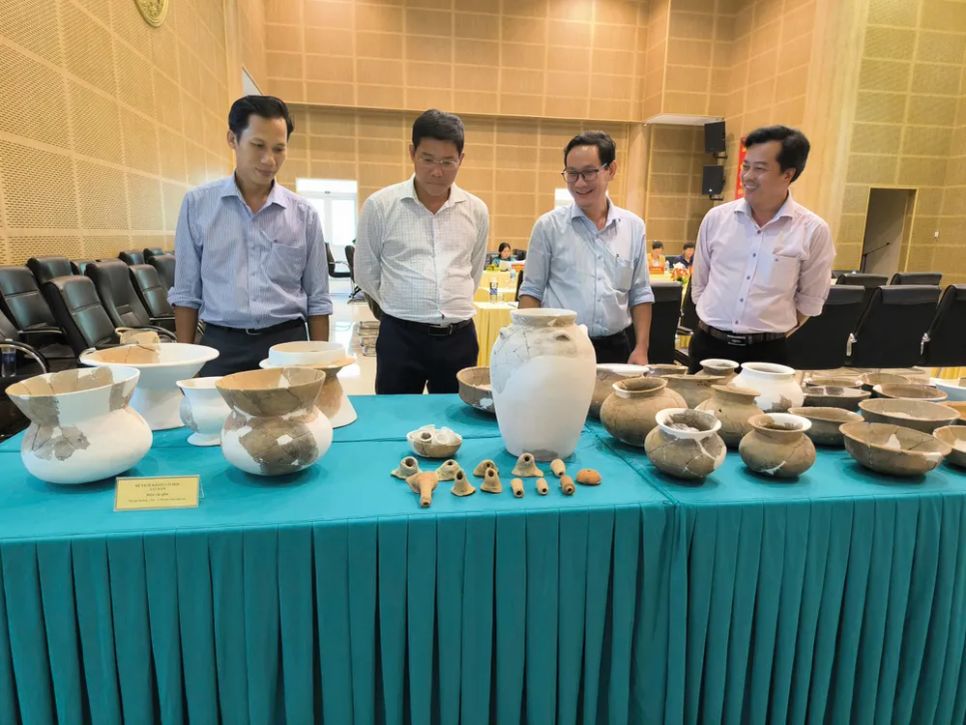 Tại Gò Nần, các nhà khảo cổ tìm thấy nhiều đồ gốm, công cụ đá, rìu đồng