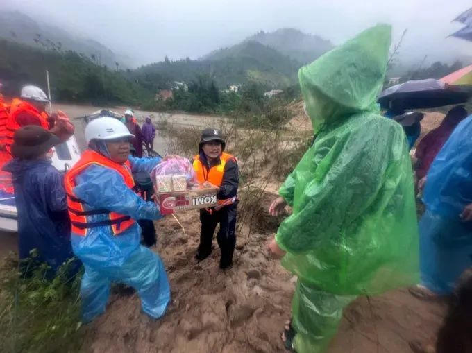 Khẩn trương thông đường, đưa hàng cứu trợ đến người dân