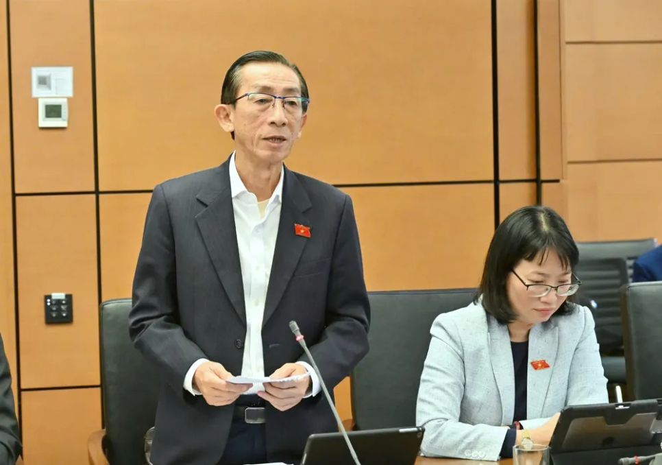 ĐB Trần Hoàng Ngân (TPHCM) thảo luận tại tổ, sáng 5-11. Ảnh: VIẾT CHUNG ĐB Trần Hoàng Ngân (TPHCM) thảo luận tại tổ, sáng 5-11. Ảnh: VIẾT CHUNG