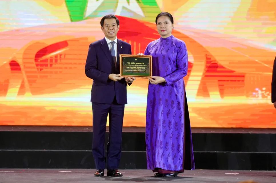 Ông Nguyễn Việt Quang, Phó Chủ tịch kiêm Tổng Giám đốc Tập đoàn Vingroup trao bảng ủng hộ 100 tỷ đồng, hỗ trợ đồng bào khắc phục hậu quả lũ lụt Ông Nguyễn Việt Quang, Phó Chủ tịch kiêm Tổng Giám đốc Tập đoàn Vingroup trao bảng ủng hộ 100 tỷ đồng, hỗ trợ đồng bào khắc phục hậu quả lũ lụt