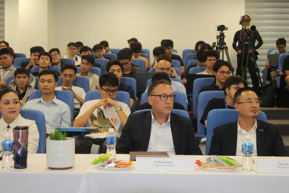 Lãnh đạo VGU và đông đảo sinh viên tham gia cuộc thi Lãnh đạo VGU và đông đảo sinh viên tham gia cuộc thi