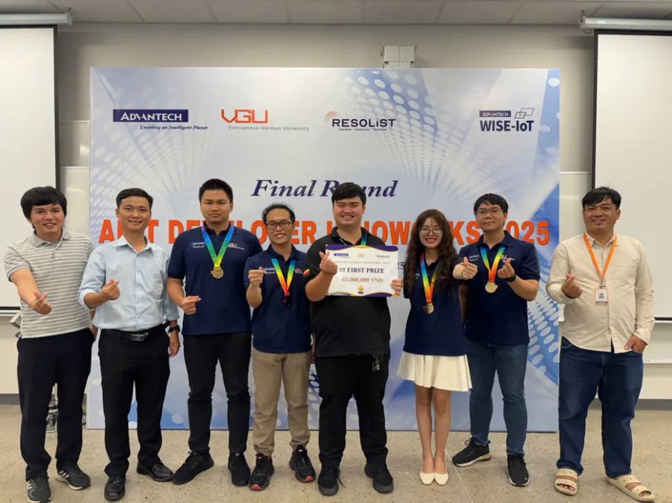 Nhóm sinh viên đạt giải nhất cuộc thi InnoWorks 2025 Nhóm sinh viên đạt giải nhất cuộc thi InnoWorks 2025