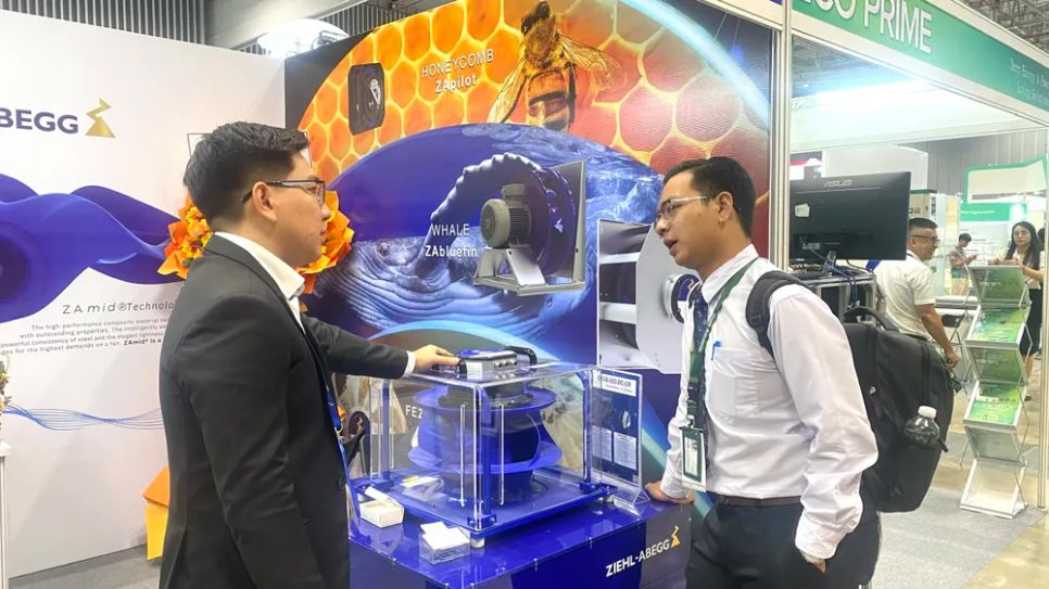 Doanh nghiệp trao đổi trong khuôn khổ triển lãm Doanh nghiệp trao đổi trong khuôn khổ triển lãm