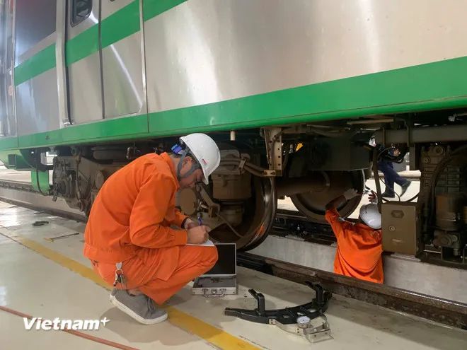Trắng đêm 'khám bệnh' cho các chuyến tàu Metro an toàn