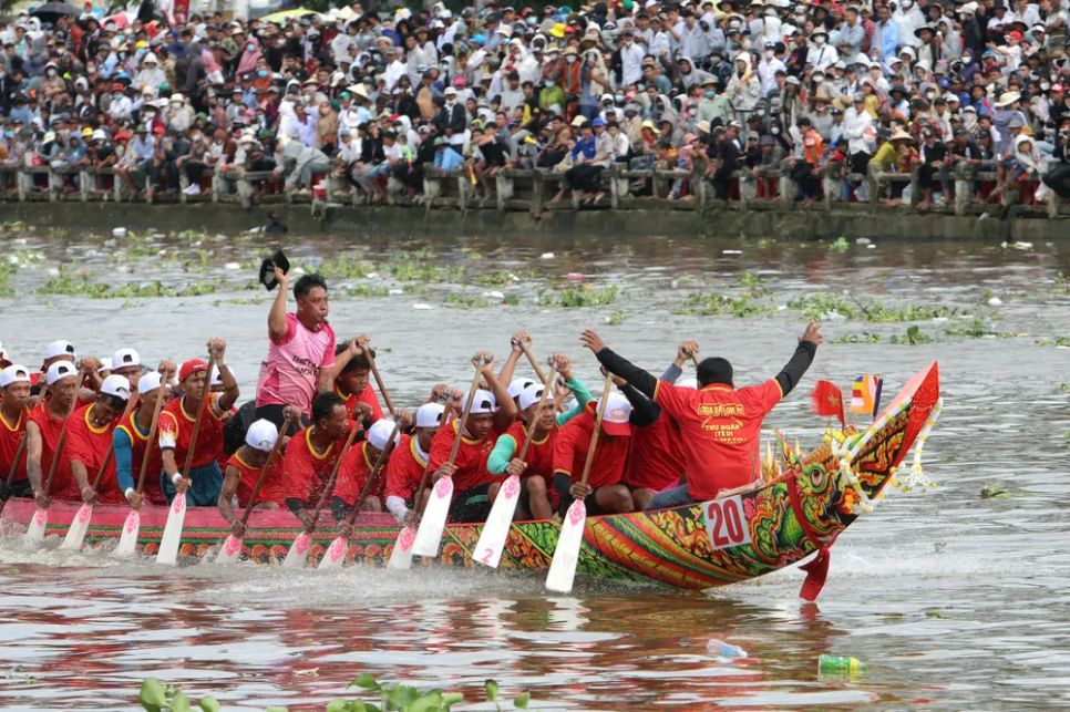 Đông đảo người dân, du khách xem giải Đua ghe Ngo TP Cần Thơ năm 2025 Đông đảo người dân, du khách xem giải Đua ghe Ngo TP Cần Thơ năm 2025