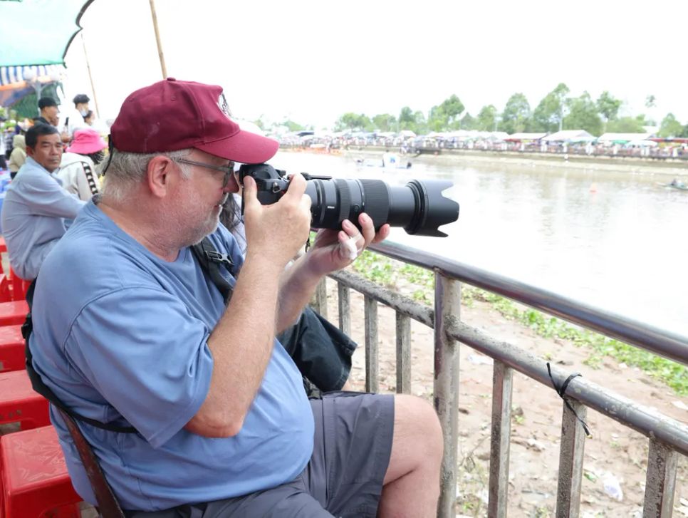 Du khách nước ngoài say sưa chụp ảnh tại giải đua ghe Ngo Du khách nước ngoài say sưa chụp ảnh tại giải đua ghe Ngo