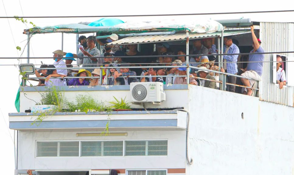 Người dân chen chúc trên tầng thượng 1 căn nhà để theo dõi giải đua Người dân chen chúc trên tầng thượng 1 căn nhà để theo dõi giải đua