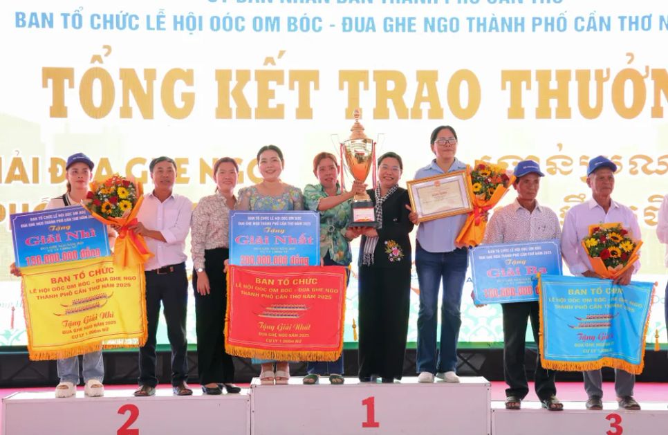 Trao giải cho nội dung thi đấu cự ly 1.000m ghe Ngo nữ Trao giải cho nội dung thi đấu cự ly 1.000m ghe Ngo nữ