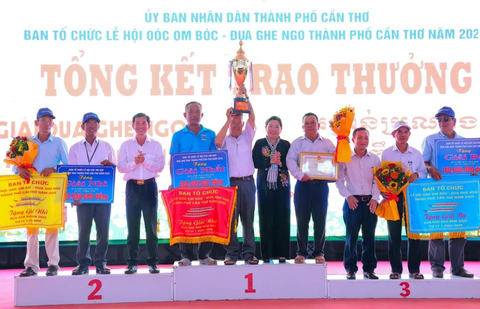 Trao giải cho nội dung thi đấu cự ly 1.200m ghe Ngo Nam Trao giải cho nội dung thi đấu cự ly 1.200m ghe Ngo Nam