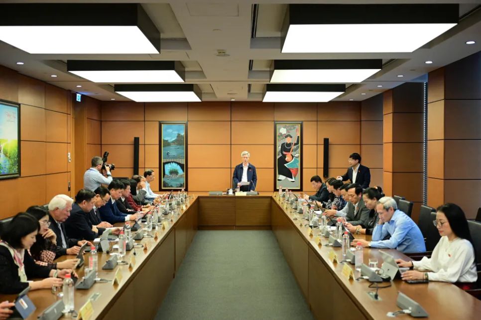 Các đại biểu Quốc hội thảo luận ở tổ, chiều 6-11. Ảnh: ĐỖ TRUNG