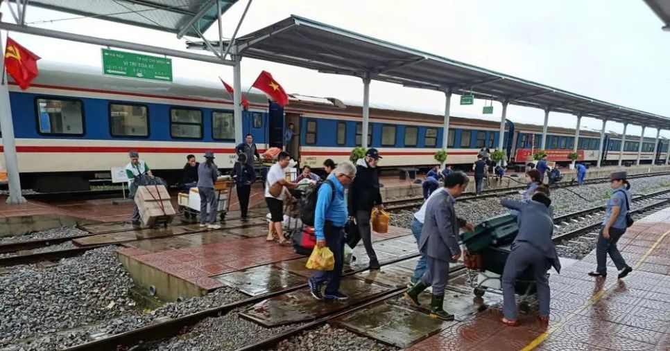 Đường sắt Bắc-Nam bị ách tắc, nhiều chuyến tàu phải tạm dừng Đường sắt Bắc-Nam bị ách tắc, nhiều chuyến tàu phải tạm dừng