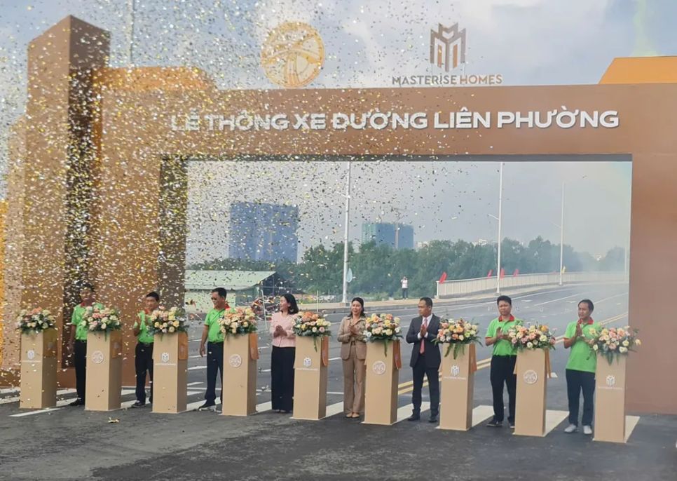 Các đại biểu cắt băng thông xe