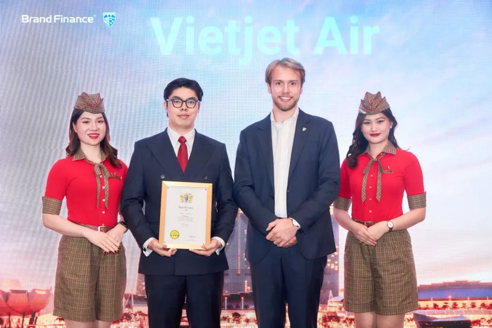 Ông Nguyễn An Phú, Phó Giám đốc Tài chính Vietjet (giữa, bên trái) đại diện hãng nhận danh hiệu <span style=