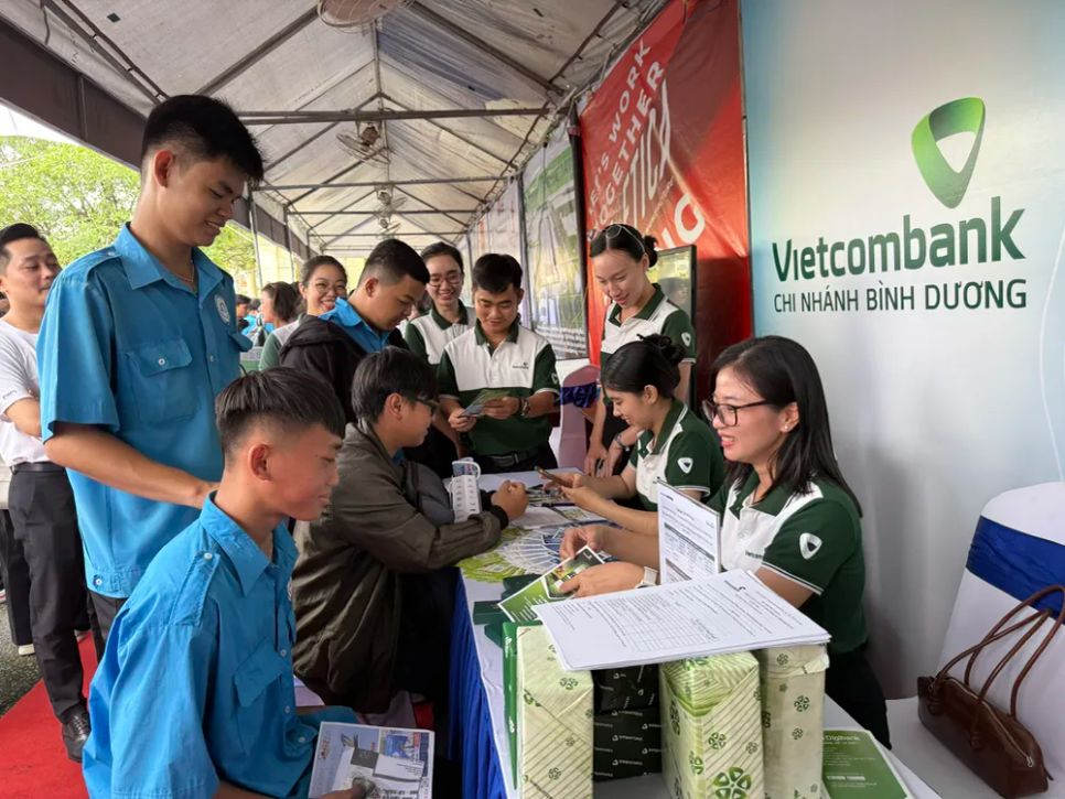 Sinh viên tìm hiểu thông tin tuyển dụng tại gian hàng Ngân hàng TMCP Ngoại thương Việt Nam, chi nhánh Bình Dương