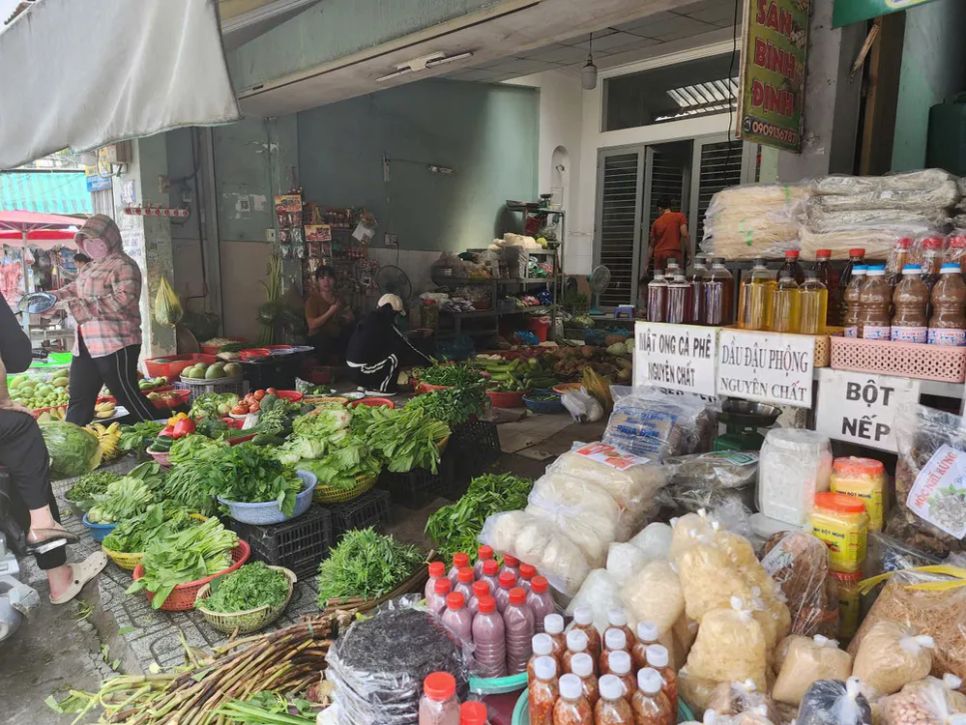 Do giá rau xanh tăng cao, tiểu thương tại các chợ truyền thống tại TPHCM dè dặt nhập hàng về bán