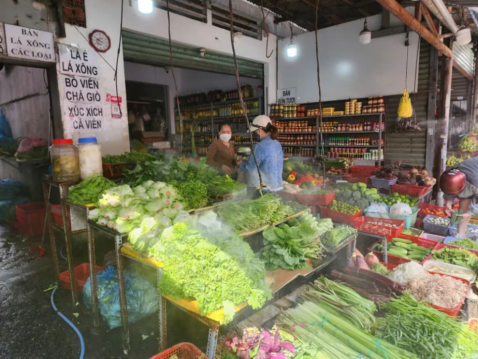 Giá rau củ tăng vọt tại các chợ truyền thống ở TPHCM sau cơn bão số 13