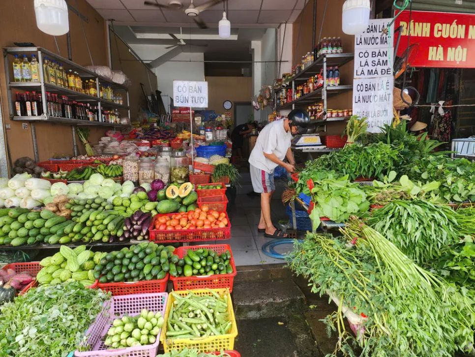 Người dân mua rau xanh ở chợ An Nhơn (phường An Nhơn, TPHCM)