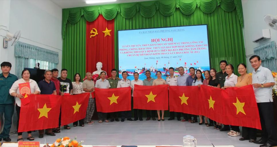 Trao cờ Tổ quốc cho ngư dân