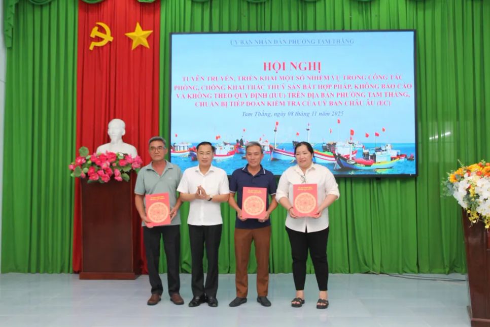 Trao Quyết định thành lập Tổ tàu thuyền an toàn cho ngư dân