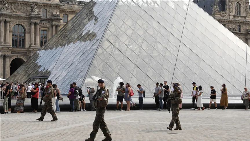 Lực lượng an ninh tuần tra bên ngoài bảo tàng Louvre. Ảnh: ANADOLU