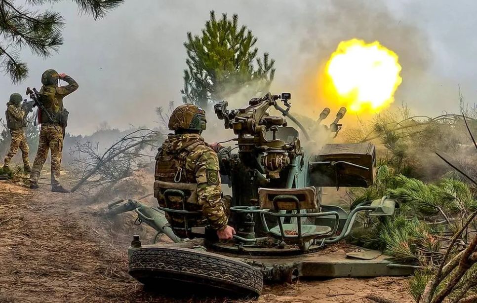 Một cuộc pháo kích của Nga vào các vị trí của Ukraine. Ảnh: TASS