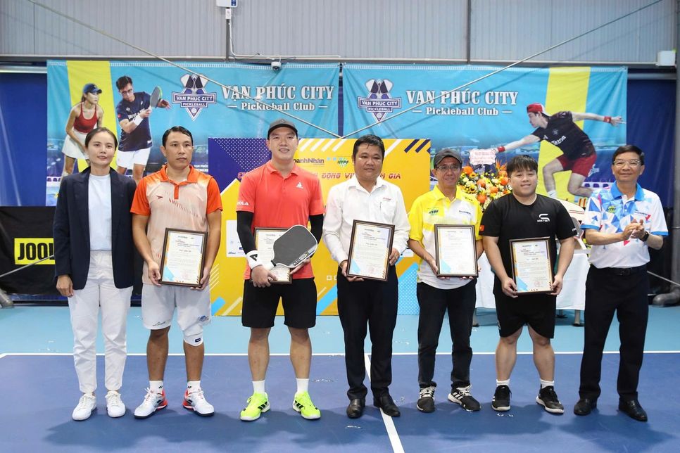 Ban Tổ chức đã trao thư cảm ơn đến các đơn vị tài trợ tại lễ khai mạc. Ảnh: Quỳnh Lâm