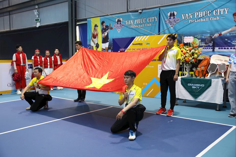 Nghi thức chào cờ trang nghiêm mở đầu Lễ khai mạc Giải Pickleball Doanh nghiệp - Doanh nhân TP.HCM 2025. Ảnh: Quỳnh Lâm