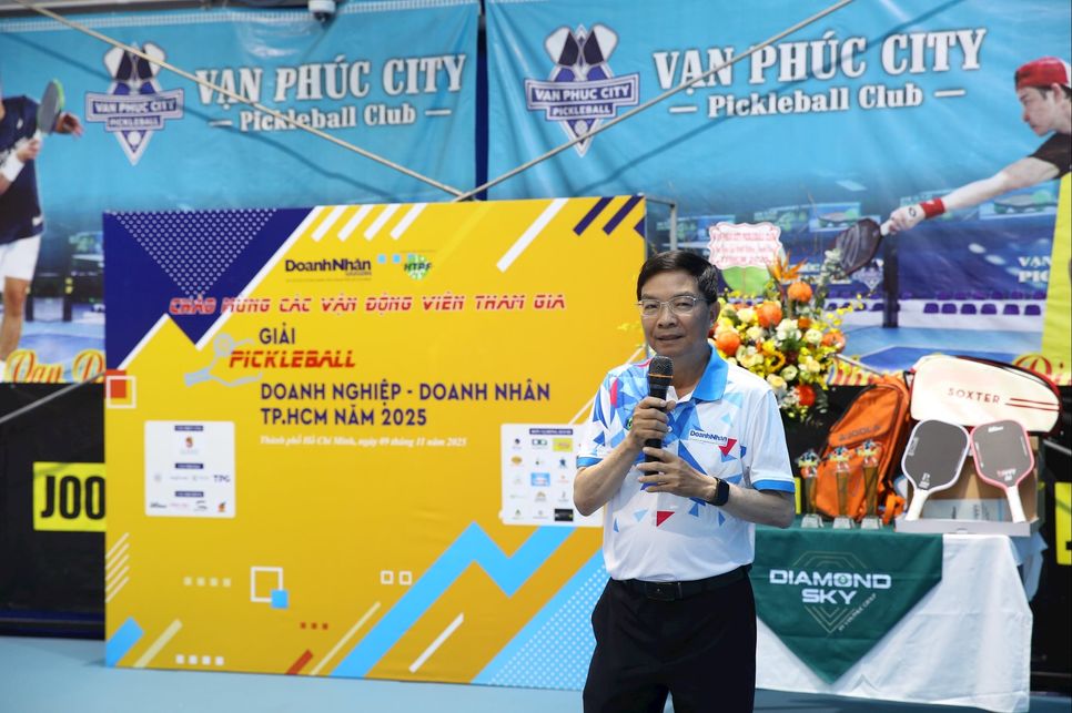 Ông Ngô Xuân Lộc - Phó Tổng Biên tập Tạp chí Doanh Nhân Sài Gòn, Phó Trưởng Ban Tổ chức giải phát biểu khai mạc. Ảnh: Quỳnh Lâm