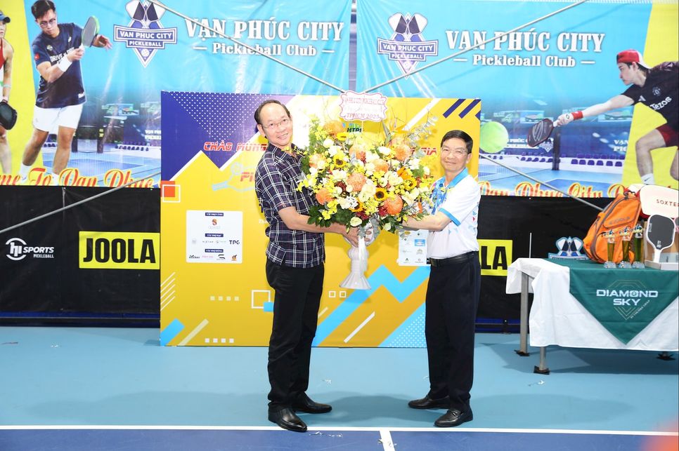 Ông Vũ Mạnh Phước - Đại diện Cụm sân Vạn Phúc City Pickleball tặng hoa chúc mừng khai mạc Giải Pickleball Doanh nghiệp - Doanh nhân TP.HCM 2025. Ảnh: Quỳnh Lâm