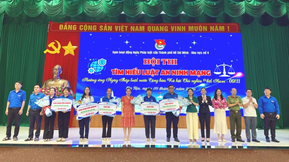 Ban tổ chức trao giải cho đội có thành tích cao tại hội thi