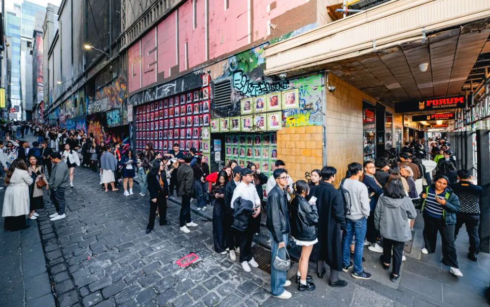 Hàng dài khán giả check-in vào show gây ấn tượng với người dân bản xứ