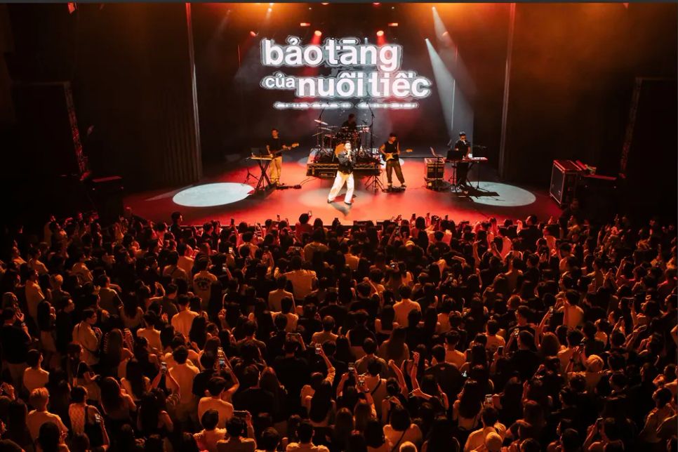 Vũ. cùng khán giả trong đêm diễn tại Enmore Theatre (Sydney)