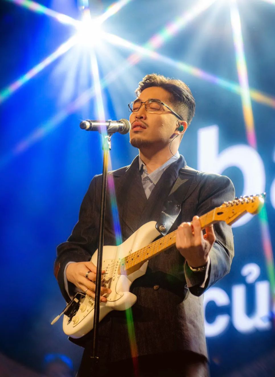 Vũ. trên sân khấu Concert tour “Bảo tàng của nuối tiếc” tại Australia