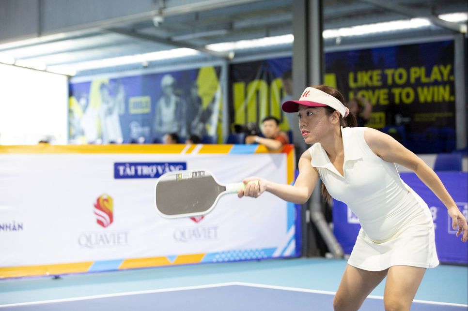 Khoảnh khắc quyết đoán của nữ vận động viên trong pha trả bóng. Ảnh: Quỳnh Lâm Khoảnh khắc quyết đoán của nữ vận động viên trong pha trả bóng. Ảnh: Quỳnh Lâm