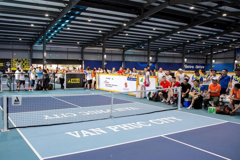Lễ khai mạc Giải Pickleball Doanh nghiệp - Doanh nhân TP.HCM 2025 thu hút sự tham gia của đông đảo doanh nhân, vận động viên và khách mời trong không khí sôi nổi, đoàn kết và đầy hứng khởi. Ảnh: Quỳnh Lâm Lễ khai mạc Giải Pickleball Doanh nghiệp - Doanh nhân TP.HCM 2025 thu hút sự tham gia của đông đảo doanh nhân, vận động viên và khách mời trong không khí sôi nổi, đoàn kết và đầy hứng khởi. Ảnh: Quỳnh Lâm