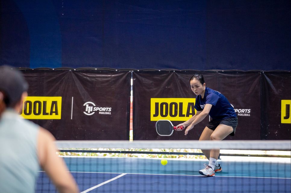 Một pha xử lý bóng thấp chuẩn xác của nữ vận động viên. Ảnh: Quỳnh Lâm Một pha xử lý bóng thấp chuẩn xác của nữ vận động viên. Ảnh: Quỳnh Lâm