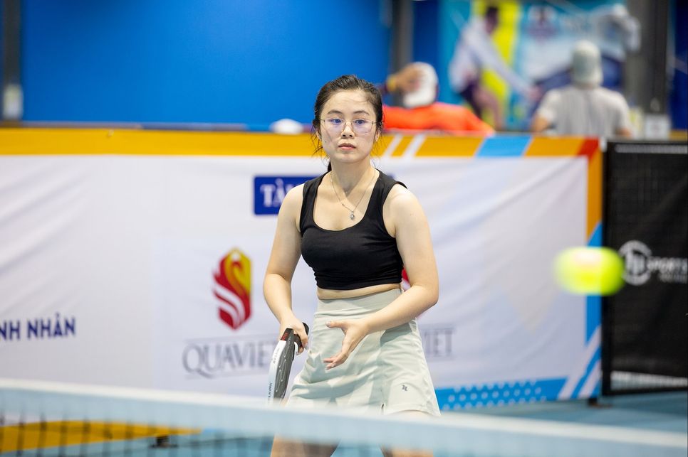 Nữ vận động viên tập trung cao độ trong pha xử lý bóng. Ảnh: Quỳnh Lâm Nữ vận động viên tập trung cao độ trong pha xử lý bóng. Ảnh: Quỳnh Lâm