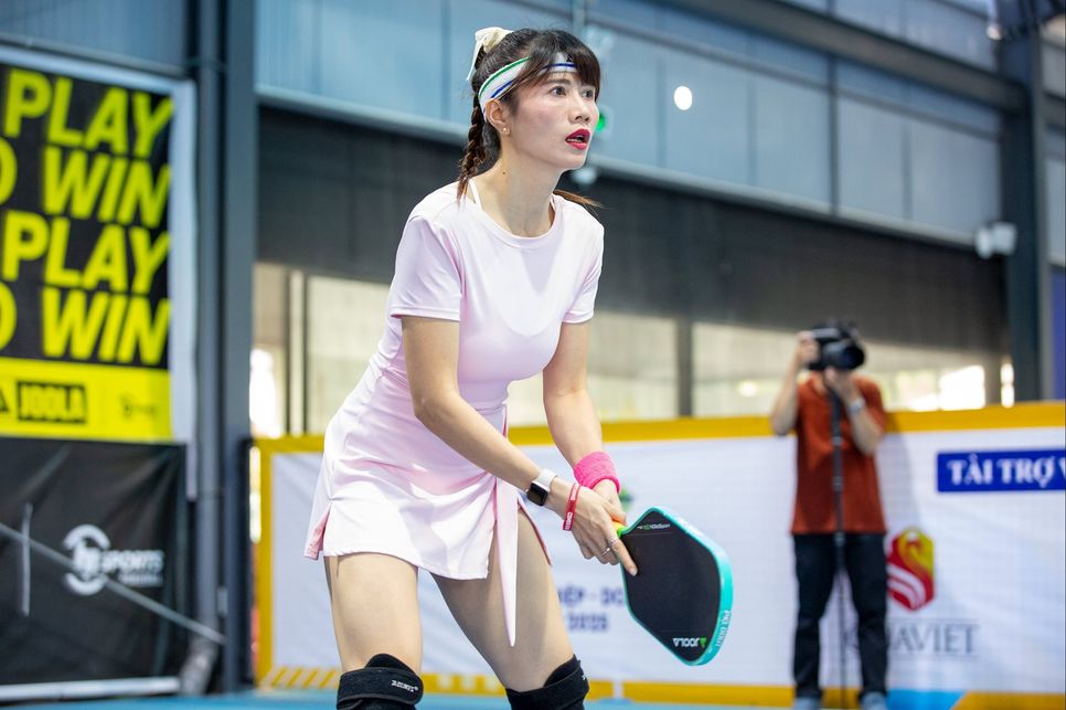 Nữ vận động viên trong trang phục hồng thể hiện tinh thần thi đấu tự tin và quyết đoán tại Giải Pickleball Doanh nghiệp - Doanh nhân TP.HCM 2025. Ảnh: Quỳnh Lâm Nữ vận động viên trong trang phục hồng thể hiện tinh thần thi đấu tự tin và quyết đoán tại Giải Pickleball Doanh nghiệp - Doanh nhân TP.HCM 2025. Ảnh: Quỳnh Lâm
