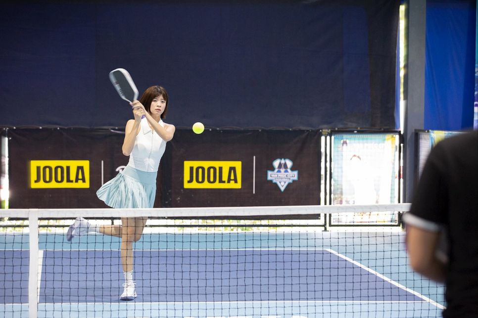 Pha đánh bóng đẹp mắt của nữ vận động viên trên sân Pickleball. Ảnh: Quỳnh Lâm Pha đánh bóng đẹp mắt của nữ vận động viên trên sân Pickleball. Ảnh: Quỳnh Lâm