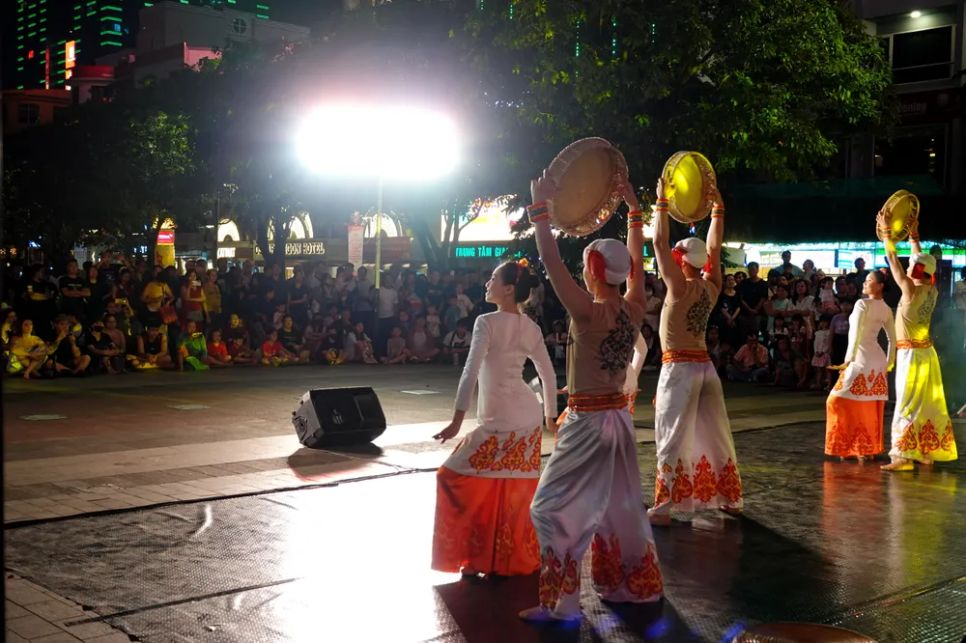 Đông đảo người dân thành phố và du khách quốc tế cùng thưởng thức, cổ vũ các nghệ sĩ. Ảnh: THÚY BÌNH