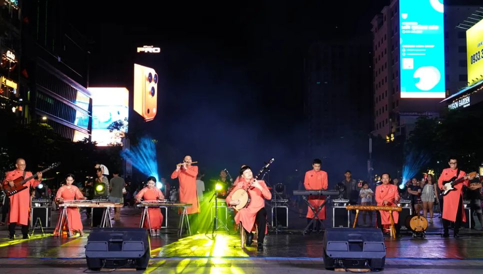 NSƯT Anh Tấn biểu diễn cùng dàn nhạc dân tộc Nhà hát Ca múa nhạc dân tộc Bông Sen trong tiết mục độc tấu đàn kìm 